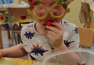 Chłopiec w czapce kucharskiej i ozdobnych okularach.