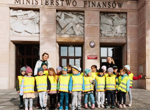 Dzieci z nauczycielkami przed budynkiem Ministerstwa Finansów.