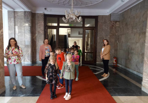Dzieci w wejściu do budynku MF.