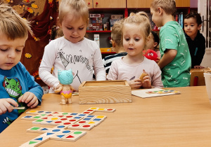 Dzieci układające geometryczne domino.