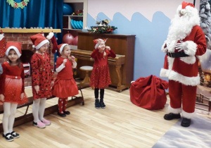 Dzieci podczas spotkania z Mikołajem.