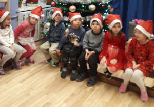 Dzieci podczas spotkania z Mikołajem.