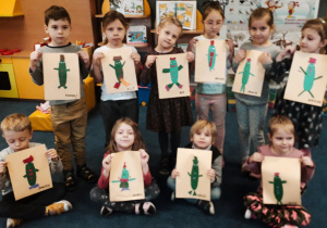 Dzieci prezentują wykonane przez siebie prace plastyczne.