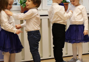 Dzieci w trakcie tańca w parach.