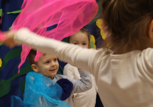 Dzieci podczas tańca z chustami.
