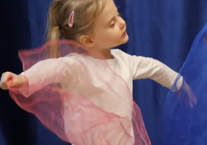 Dziewczynka w trakcie tańca z chustą.