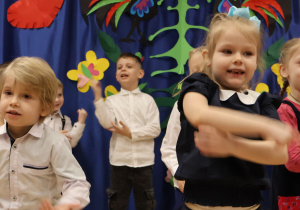 Dzieci w trakcie śpiewu i tańca.