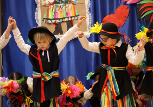 Dzieci w strojach łowickich tańczą Poloneza.
