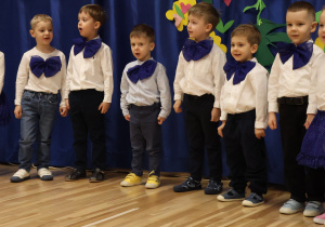 Grupa dzieci śpiewaja piosenkę.