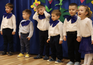 Grupa dzieci śpiewaja piosenkę.