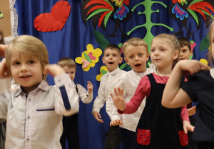 Dzieci w trakcie tańca.