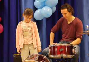 Dziewczynka grająca na perkusji.