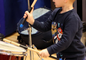 Chłopiec grający na perkusji.
