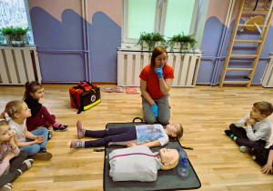Przedszkolaki ćwiczą resuscytację.