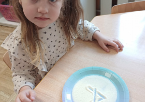 "pisanie" na tacy z kaszą