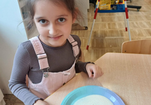 "pisanie" na tacy z kaszą