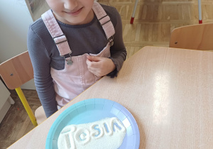 "pisanie" na tacy z kaszą