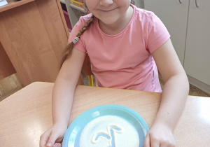 "pisanie" na tacy z kaszą