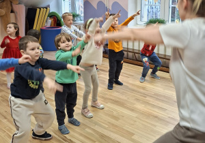 dzieci tańczą
