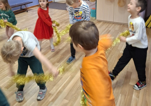 dzieci tańczą