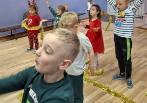 dzieci tańczą