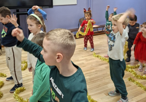 dzieci tańczą