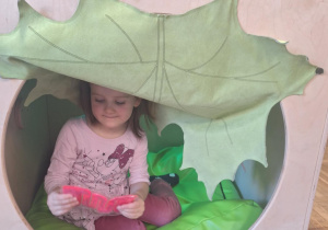 dziewczynka w kryjówce