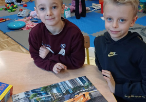chłopcy układają puzzle
