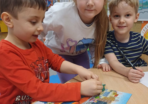 dzieci układaja puzzle