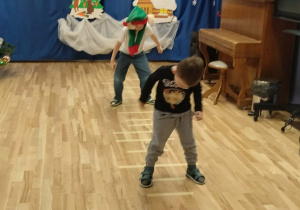 chłopiec idzie po podłogowej drabince