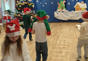 przenoszenie bombki na talerzyku