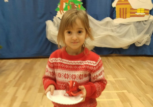 przenoszenie bombki na talerzyku