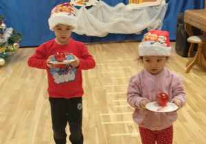 przenoszenie bombki na talerzyku