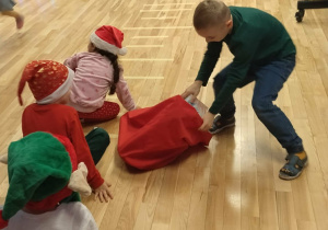 dzieci w trakcie zabawy