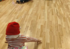 ślizg z prezentem na kocyku