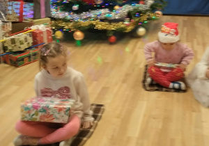 ślizg z prezentem na kocyku