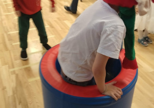 chłopiec wychodzi z beczki gimnastycznej