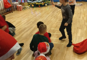 dxzieci w trakcie zabawy