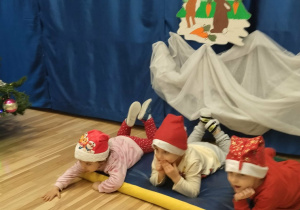 dzieci leżą na dywanie