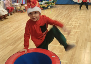 chłopiec wskakuje do beczki gimnastycznej