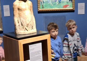 dzieci przy rzeźbie