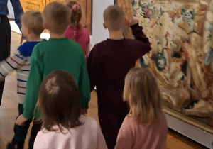 dzieci oglądają obraz