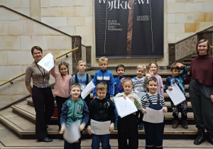grupa dzieci w muzeum