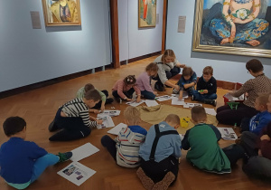 dzieci przed obrazem fryzjera