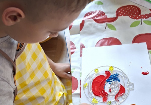 chłopiec ozdabia witrażyk