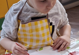 chłopiec ozdabia witrażyk