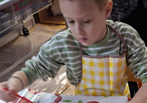 chłopiec ozdabia witrażyk