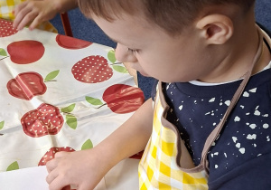 chłopiec ozdabia witrażyk