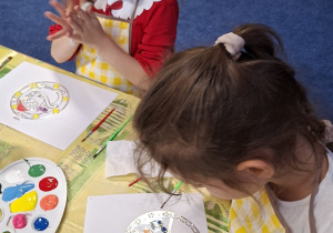 dziewczynki ozdabiają witrażyk