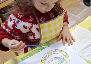 dziewczynka ozdabia witrażyk